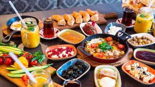 Türkisches Frühstück mit Simit, Käse, Oliven und Gemüse