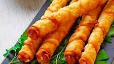Knusprige Börek-Stangen für ein Partybuffet