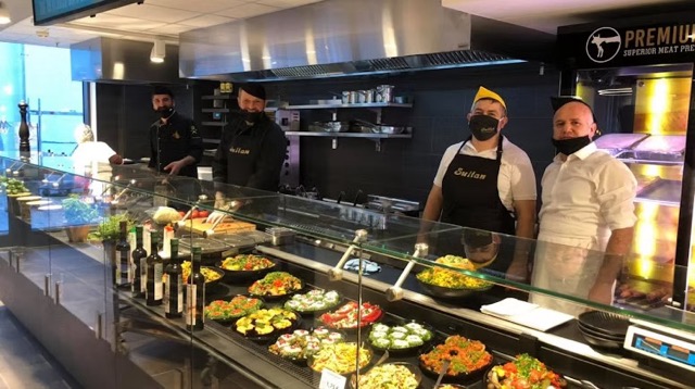 Das Sultan Catering Team an der offenen Küche