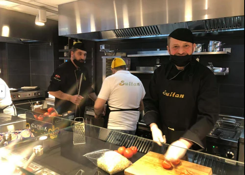 Team von Sultan Catering in der offenen Küche