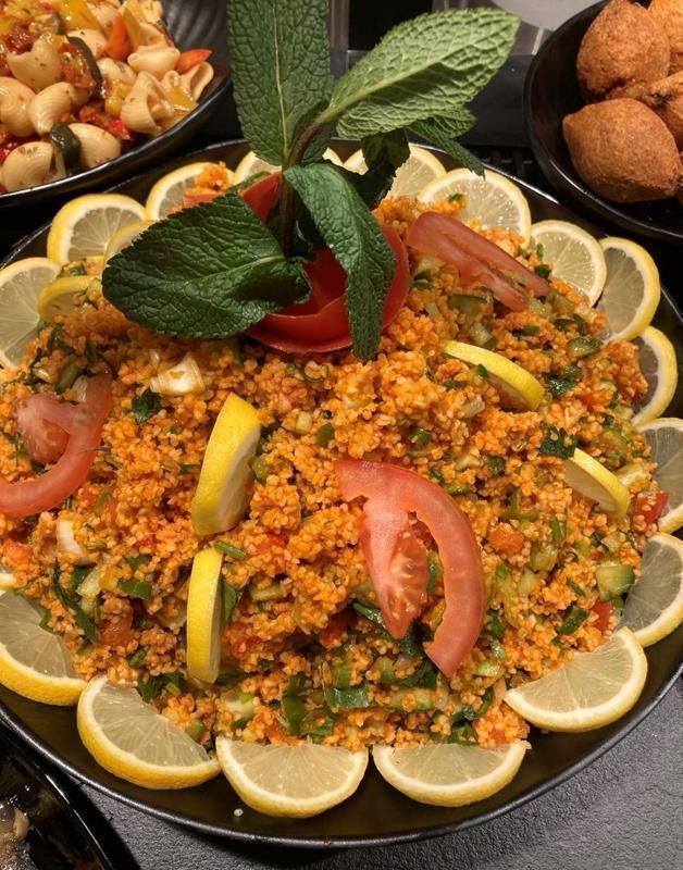 Große Schale Kuskussalat für ein kaltes Buffet