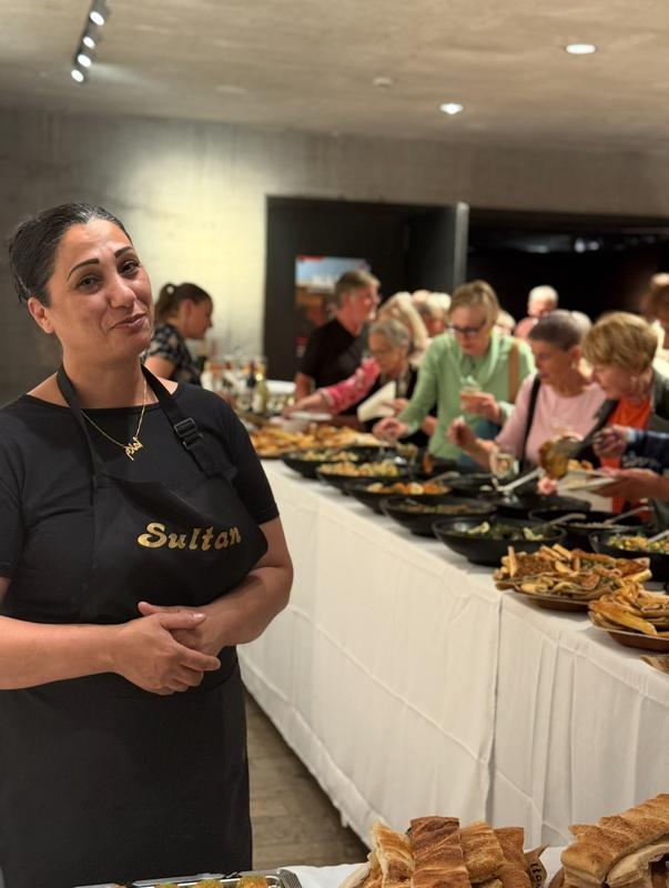 Sultan Catering Team an einem aufgebauten Firmenbuffet