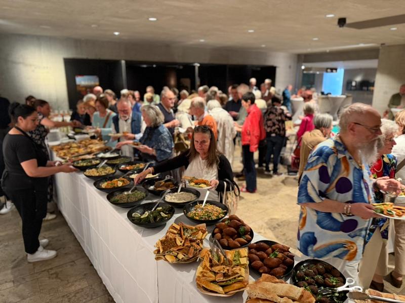 Gäste an einem türkisch mediterranen Hochzeitsbuffet