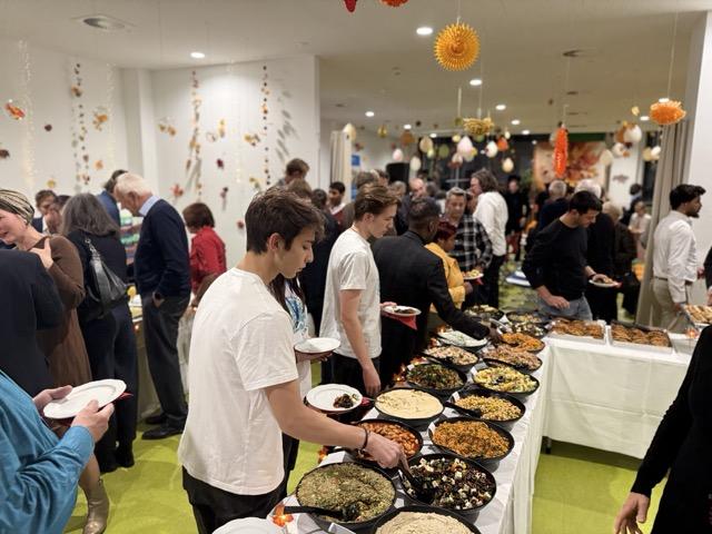 Gäste an einem aufgebauten Firmenbuffet