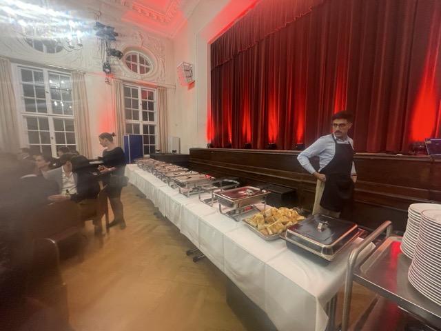 Aufgebautes Partybuffet in einem Festsaal